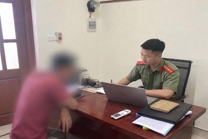 Công an xã Tân Tiến, tỉnh Hưng Yên làm việc với L.H.S. Ảnh: Công an tỉnh Hưng Yên