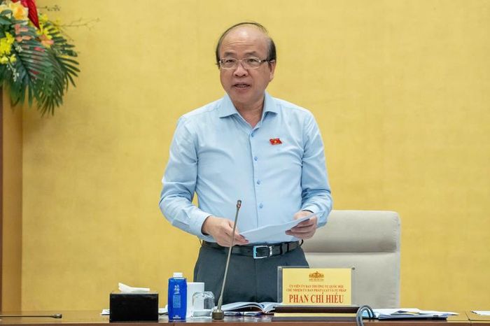 Chủ nhiệm Ủy ban Pháp luật và Tư pháp Phan Chí Hiếu trình bày Báo cáo về tình hình thực hiện Chương trình lập pháp đến hết năm 2026.