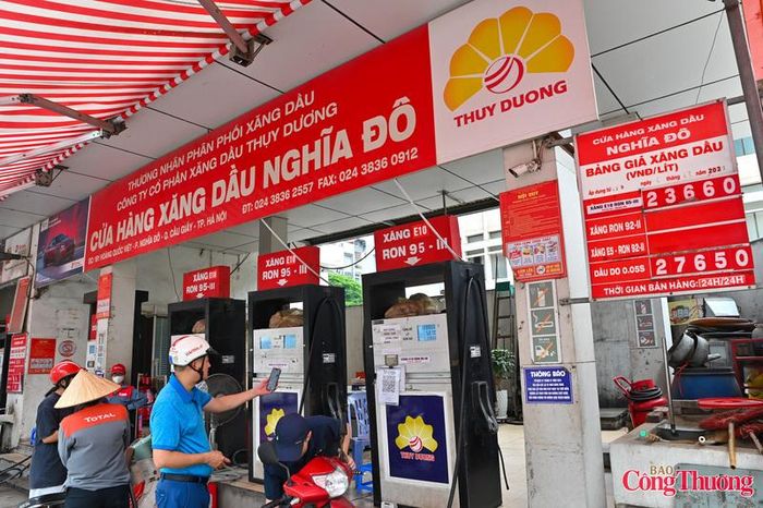 Tại cây xăng này chỉ niêm yết bán 2 loại nhiên liệu là xăng E10 và dầu diesel (DO)