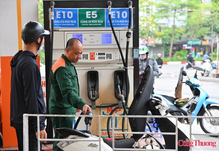Theo các chuyên gia, E10 là loại xăng được phối trộn 10% ethanol nhiên liệu sinh học với 90% xăng khoáng. Loại nhiên liệu này giúp giảm lượng phát thải khí nhà kính, tăng hiệu quả cháy và góp phần thực hiện các cam kết giảm phát thải của Việt Nam.