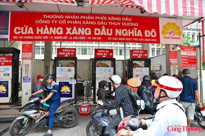 Ghi nhận tại cửa hàng xăng dầu tư nhân Thụy Dương trên đường Hoàng Quốc Việt (Hà Nội), sự thay đổi đã hiện diện ngay trên các cột bơm nhiên liệu.