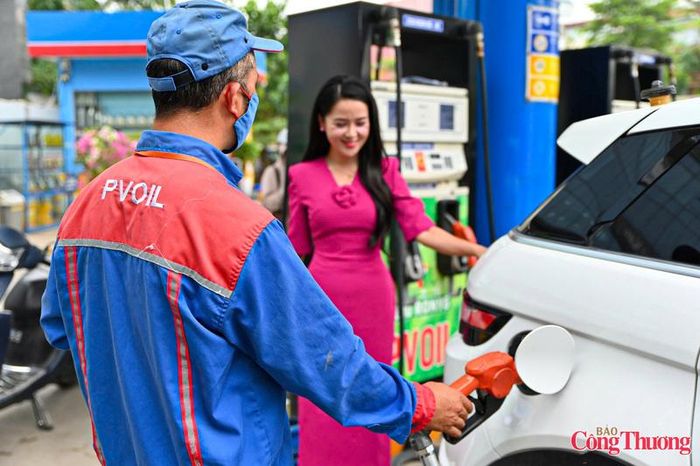 Tại các cây xăng được khảo sát, hoạt động bán hàng vẫn diễn ra bình thường. Những chiếc xe máy, ô tô nối nhau vào đổ nhiên liệu như mọi ngày. Điểm khác biệt chỉ nằm ở những tấm biển mới trên cột bơm và lựa chọn nhiên liệu xanh đang dần trở nên quen thuộc hơn với người dân Thủ đô.