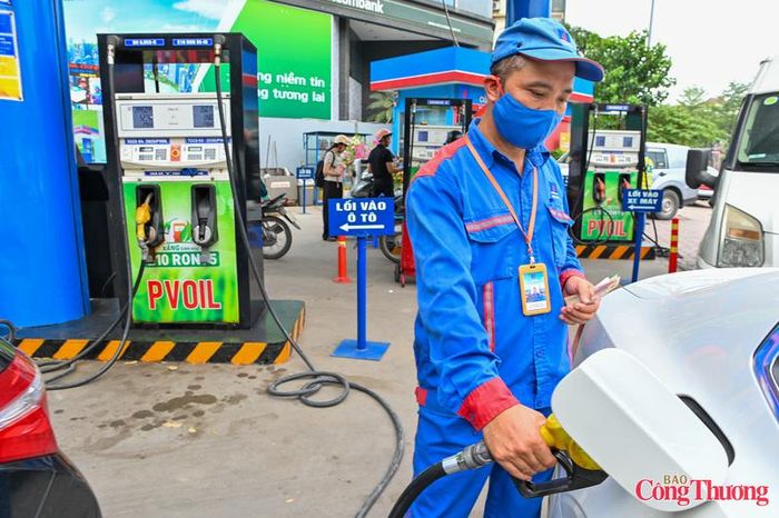 "Những ngày đầu triển khai, nhiều khách hàng còn hỏi khá kỹ về thành phần, khả năng tương thích với động cơ cũng như hiệu quả sử dụng của E10. Tuy nhiên, sau khi được tư vấn, đa số khách hàng đều sẵn sàng trải nghiệm. Đến nay, lượng khách lựa chọn xăng E10 đang có xu hướng tăng dần theo từng ngày", đại diện cửa hàng cho biết.