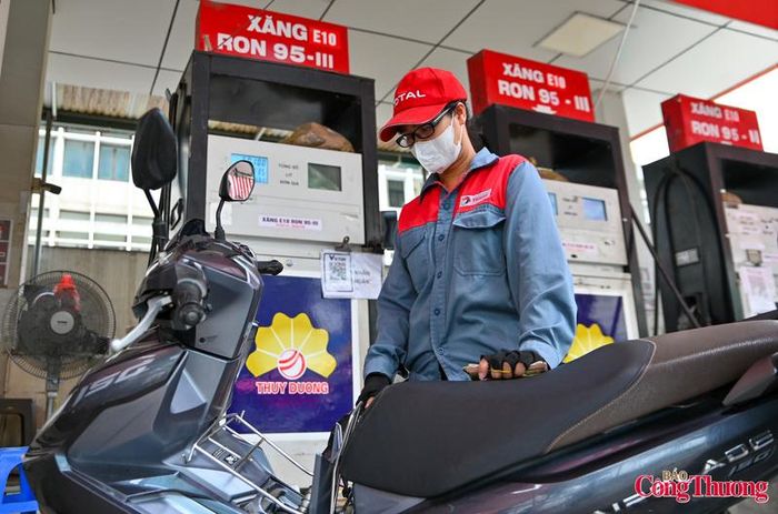 Những tấm biển nhận diện xăng khoáng truyền thống đã được thay thế bằng biển xăng sinh học E10.