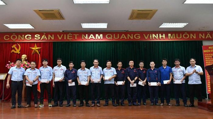 Lãnh đạo FOMECO khen thưởng các cá nhân có thành tích xuất sắc trong tháng 4/2026