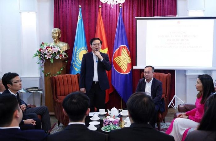 Phó Thủ tướng Hồ Quốc Dũng phát biểu khi đến thăm, làm việc với cán bộ, nhân viên Đại sứ quán Việt Nam tại Kazakhstan - Ảnh: VGP/Gia Huy