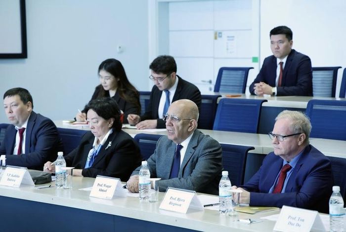 Lãnh đạo Đại học Nazarbayev phát biểu - Ảnh: VGP/Gia Huy