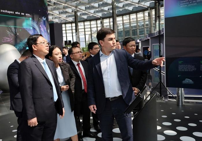 Phó Thủ tướng tham quan Trung tâm công nghệ và đổi mới sáng tạo quốc tế Astana Hub - Ảnh: VGP/Gia Huy