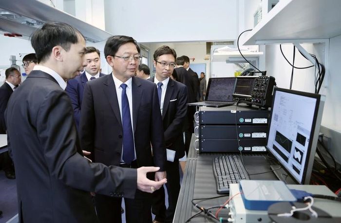 Phó Thủ tướng Hồ Quốc Dũng tham quan cơ sở vật chất của Đại học Nazarbayev - Ảnh: VGP/Gia Huy