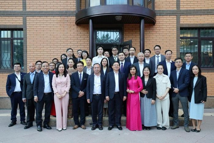 Phó Thủ tướng Hồ Quốc Dũng chụp ảnh lưu niệm cùng cán bộ, nhân viên Đại sứ quán Việt Nam tại Kazakhstan - Ảnh: VGP/Gia Huy