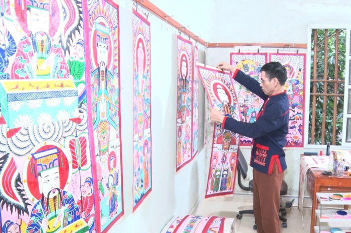 Theo quan niệm của đồng bào Dao tranh thờ là cầu nối giữa con cháu với tổ tiên, giữa con người với thần linh.