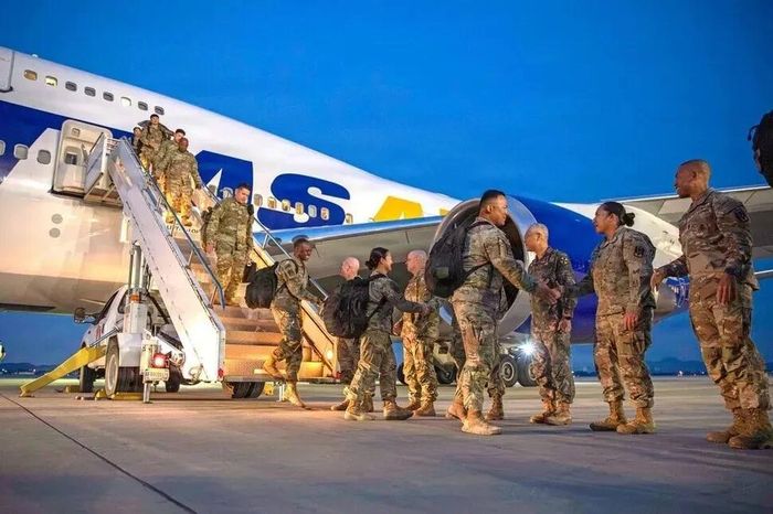 Các binh sĩ Mỹ thuộc Tiểu đoàn 2, Trung đoàn Pháo phòng không số 1, Lữ đoàn Pháo phòng không số 35 được chào đón khi họ xuống máy bay tại Căn cứ Không quân Osan, Hàn Quốc, ngày 30/10/2025. Ảnh: Yonhap