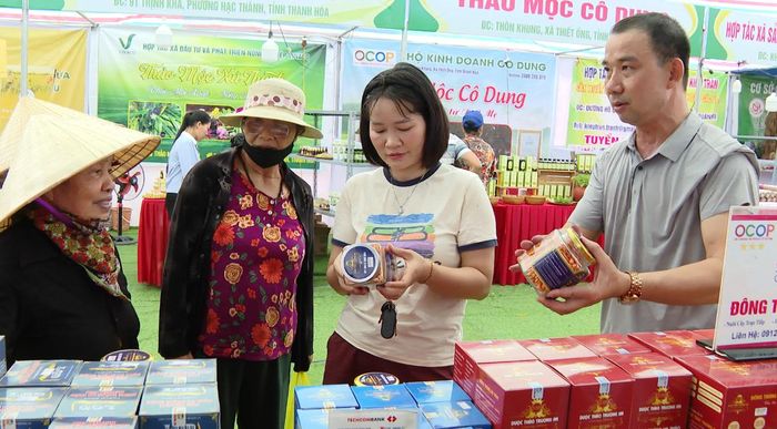 Người dân tham quan và mua sắm.