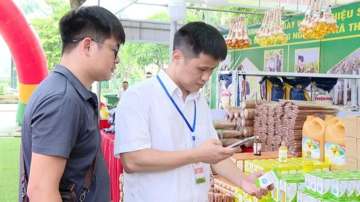 Ban tổ chức kiểm tra truy xuất nguồn gốc các sản phẩm trưng bày tại phiên chợ.