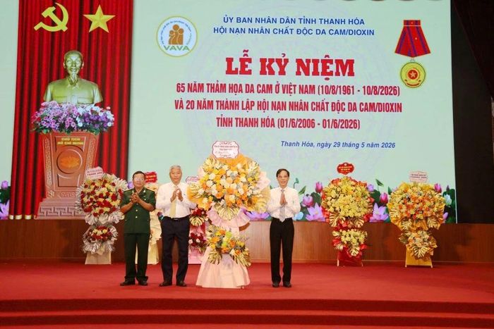 Thay mặt lãnh đạo tỉnh, Phó Chủ tịch UBND tỉnh Đầu Thanh Tùng tặng hoa chúc mừng Hội Nạn nhân chất độc da cam/dioxin nhân kỷ niệm 20 năm thành lập Hội.