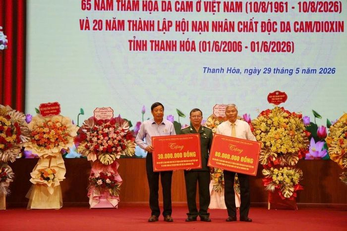 Hội Nạn nhân chất độc da cam/dioxin tỉnh nhận biển tượng trưng ủng hộ kinh phí và tặng quà cho nạn nhân chất độc da cam trên địa bàn tỉnh.