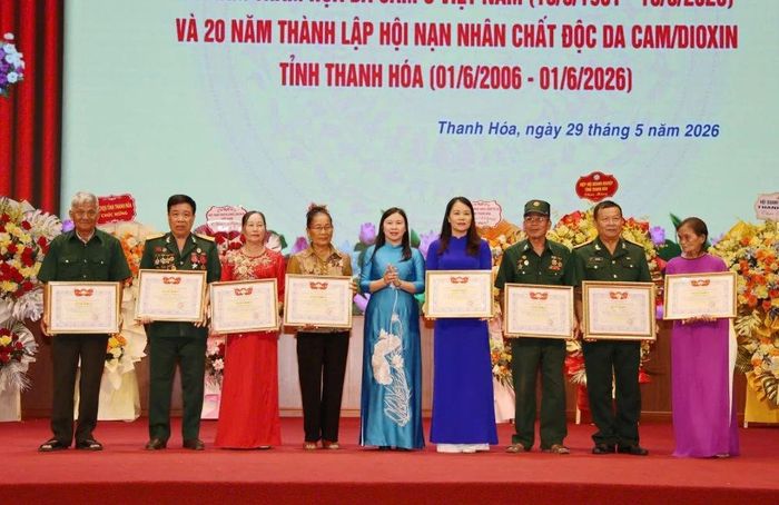 Các tập thể, cá nhân được MTTQ tỉnh khen thưởng.