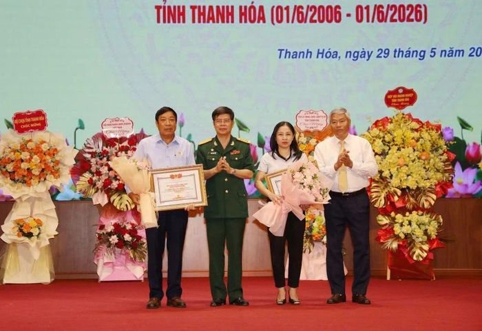 Tập thể, cá nhân nhận bằng ghi nhận Tấm lòng vàng của Hội Nạn nhân chất độc da cam/dioxin Việt Nam.