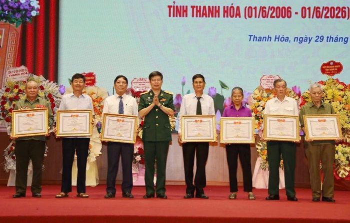 Các cá nhân nhận Bằng khen của Hội Nạn nhân chất độc da cam/dioxin Việt Nam.