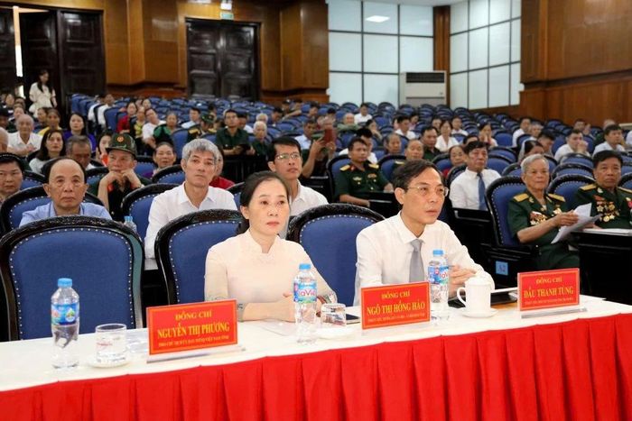 Các đồng chí Tỉnh ủy viên: Đầu Thanh Tùng, Phó Chủ tịch UBND tỉnh; Ngô Thị Hồng Hảo, Trưởng Ban Văn hóa - Xã hội HĐND tỉnh và các đại biểu tham dự lễ kỷ niệm.