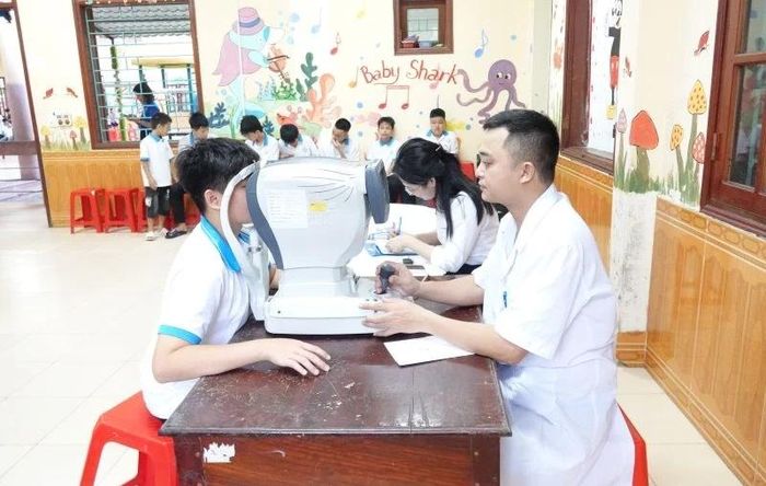 Các em được khám mắt miễn phí, tư vấn chăm sóc và bảo vệ thị lực.