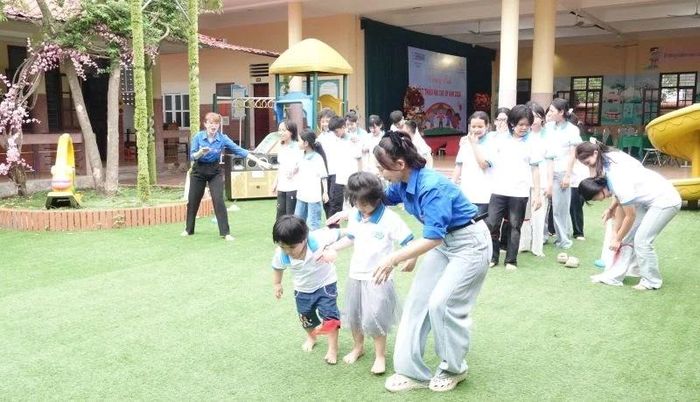 Các em được tham gia các trò chơi tập thể sôi động.