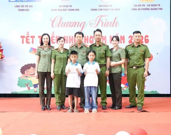 Công an phường Quảng Phú trao quà cho 2 em là con nuôi công an phường đang được nuôi dưỡng tại Làng Trẻ em SOS Thanh Hóa.