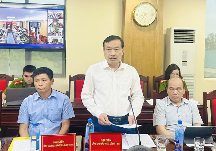 Đại diện lãnh đạo Bảo hiểm xã hội tỉnh phát biểu tại hội nghị.