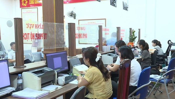 Trung tâm Phục vụ hành chính công xã Thiệu Hóa làm thủ tục hành chính cho người dân.