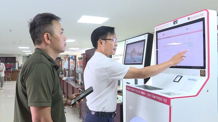 Trung tâm Phục vụ hành chính công phường Sầm Sơn hướng dẫn người dân thực hiện các thủ tục hành chính trên ki-ốt thông minh.