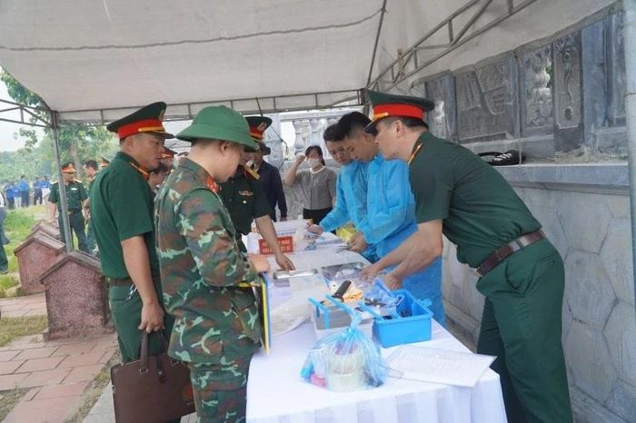 Lực lượng chuẩn bị lấy mẫu, số hóa thông tin, bàn giao mẫu hài cốt liệt sĩ tại nghĩa trang liệt sĩ Quảng Xương.