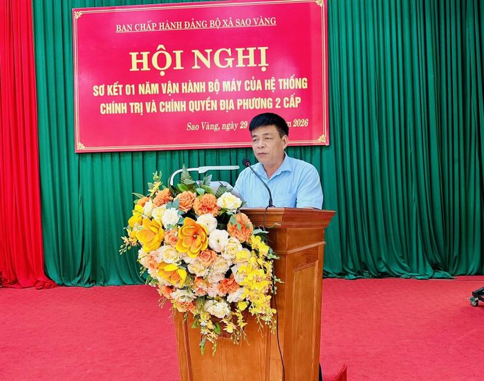 Đồng chí Phan Thanh Dũng, Phó Bí thư Thường trực Đảng ủy xã Sao Vàng trình bày báo cáo sơ kết 1 năm vận hành bộ máy của hệ thống chính trị và chính quyền địa phương 2 cấp.