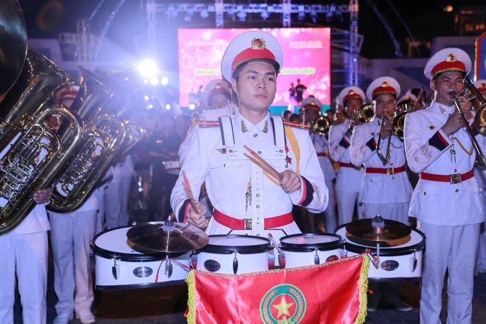 Đoàn Nghi lễ Công an nhân dân biểu diễn các bản nhạc kết hợp diễu hành.