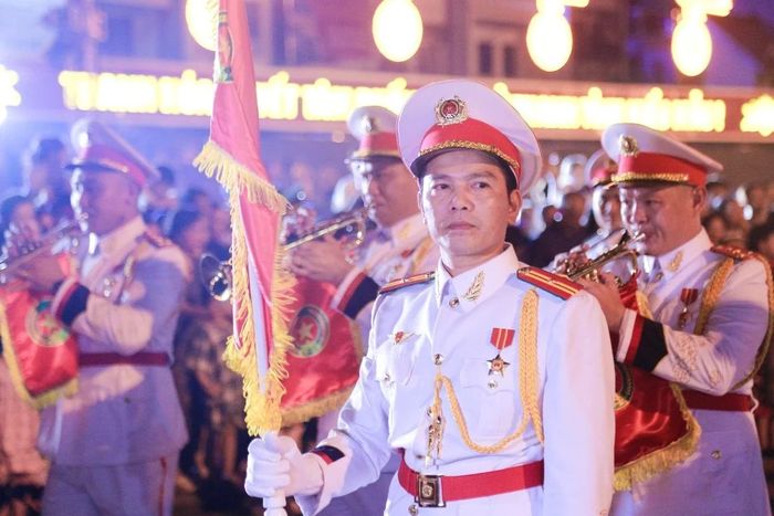 Trưởng đoàn điều hành các tiết mục biểu diễn quân nhạc.
