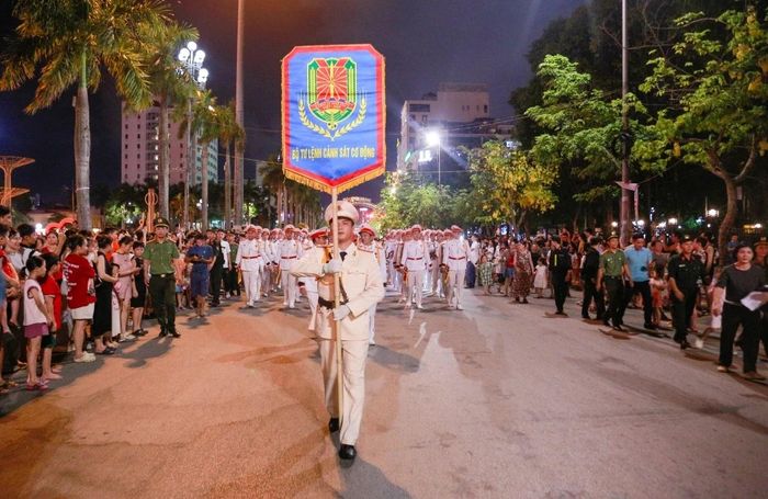Đoàn Nghi lễ Công an Nhân dân điều hành trên phố đi bộ Phan Chu Trinh.