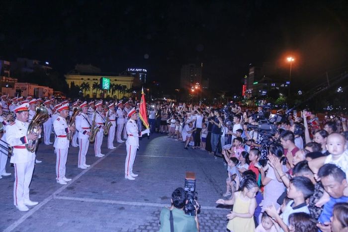 Người dân cùng đoàn quân nhạc cùng hòa nhịp hát vang các bài ca.