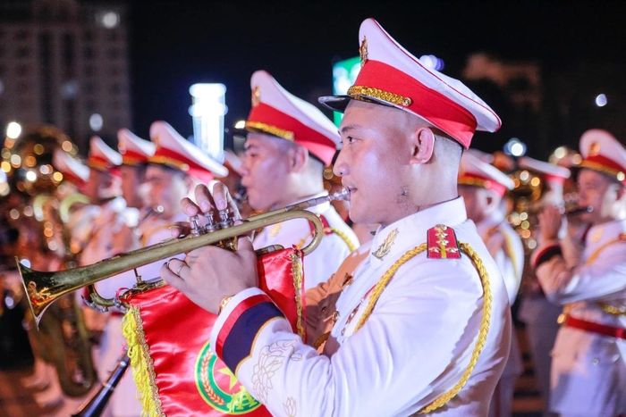 Đoàn Nghi lễ Công an nhân dân biểu diễn các bản nhạc kết hợp diễu hành.