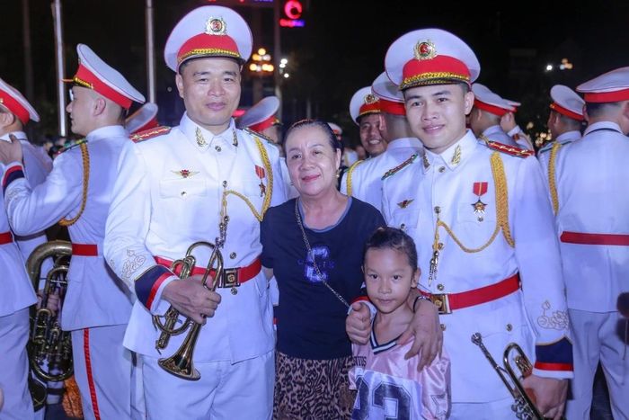 Người dân chụp ảnh với đoàn quân nhạc.