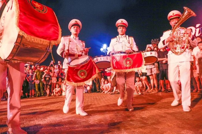 Đoàn Nghi lễ Công an nhân dân biểu diễn các bản nhạc kết hợp diễu hành.