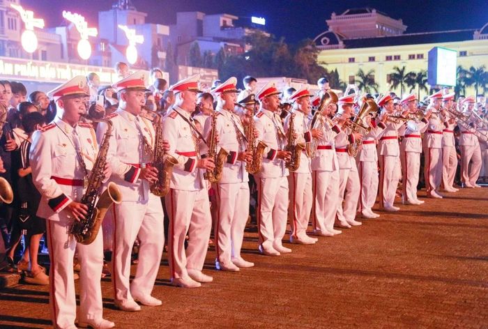 Đoàn Nghi lễ Công an nhân dân biểu diễn các bản nhạc kết hợp diễu hành.