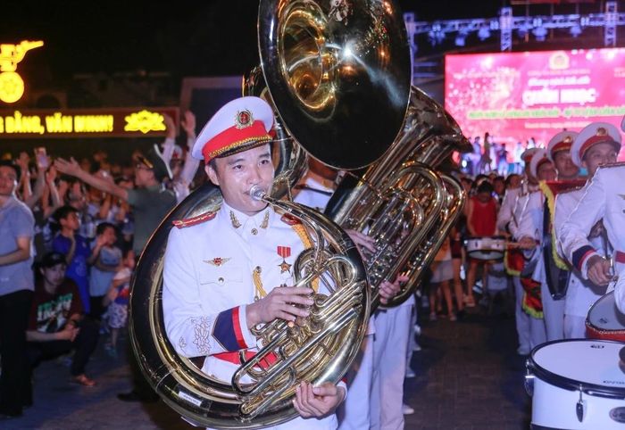 Đoàn Nghi lễ Công an nhân dân biểu diễn các bản nhạc kết hợp diễu hành.
