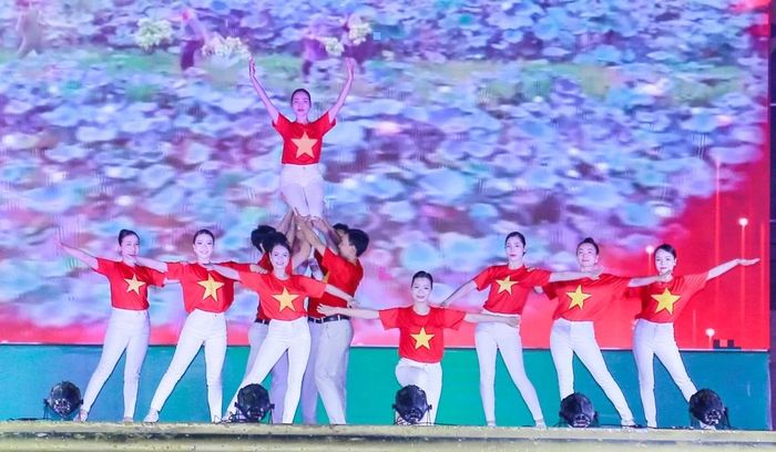 Tiết mục văn nghệ do các ca sĩ, vũ công Trung tâm Văn hóa - Nghệ thuật Lam Sơn biểu diễn.