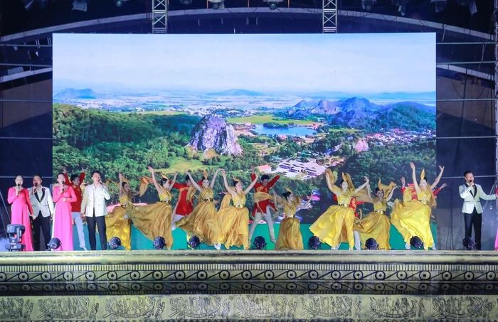 Tiết mục văn nghệ do các ca sĩ, vũ công Trung tâm Văn hóa - Nghệ thuật Lam Sơn biểu diễn.