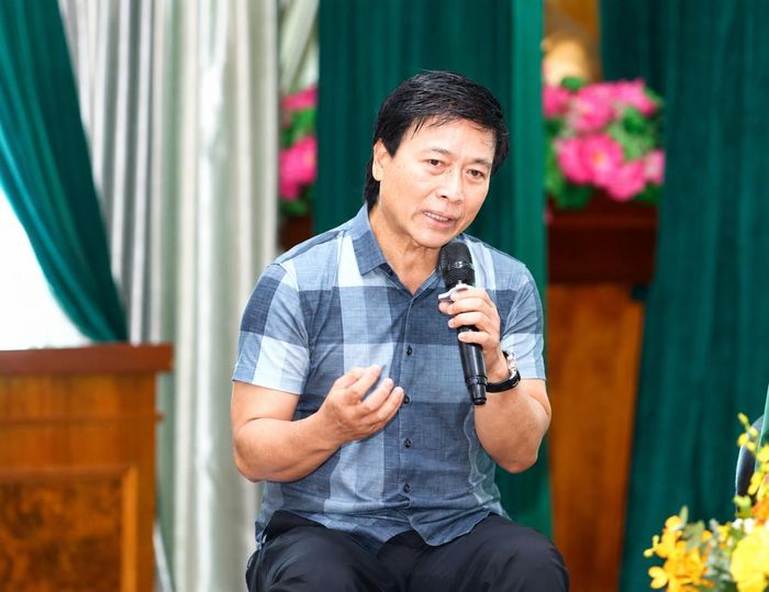 Diễn viên Quốc Tuấn chia sẻ tại tọa đàm.