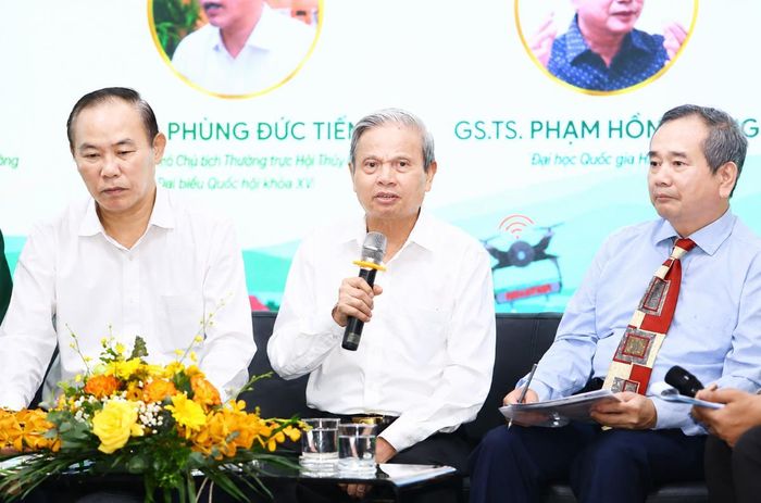 TS. Lê Doãn Hợp (ngồi giữa, TS), TS Phùng Đức Tiến (bên trái) và GS.TS Phạm Hồng Tung (bên phải) chia sẻ tại tọa đàm. Ảnh: Chu Khôi.