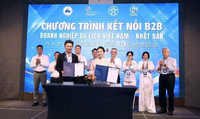 Ký kết hợp tác giữa Hanoi Tourism và các doanh nghiệp Nhật Bản. Ảnh: Cục Du lịch quốc gia Việt Nam.