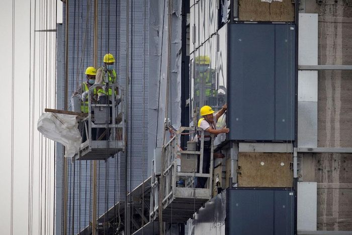 Công nhân làm việc tại công trường xây dựng một tòa chung cư ở Bắc Kinh. Ảnh: Reuters/Thomas Peter