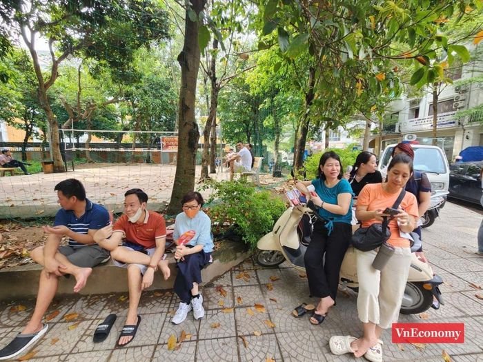 Ban chỉ đạo thi thành phố yêu cầu UBND các xã, phường bố trí địa điểm chờ cho phụ huynh tại khu vực gần điểm thi. Việc này nhằm giúp phụ huynh có nơi nghỉ trong thời gian chờ đón con, nhất là trong điều kiện thời tiết nắng nóng.