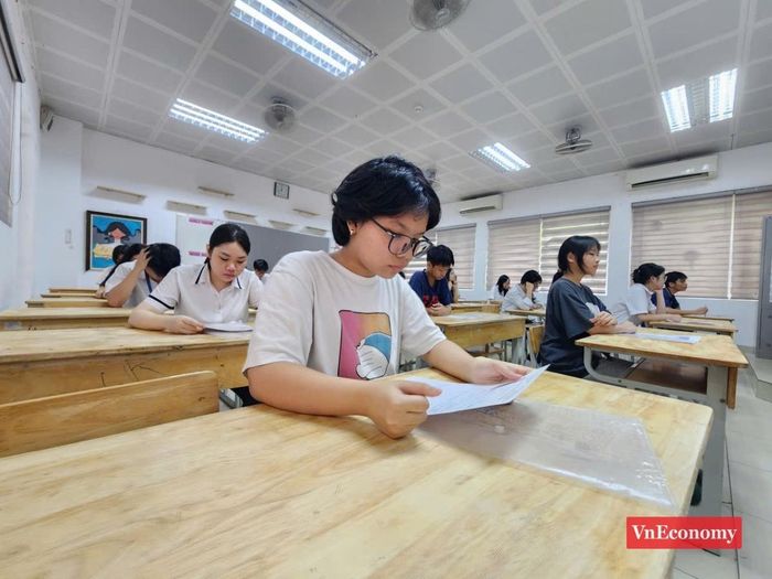 Thí sinh kiểm tra kỹ họ tên, số báo danh tại phòng thi Trường Trung học cơ sở Thanh Xuân Trung.
