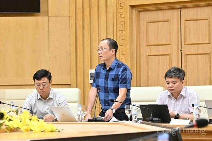 Ông Nguyễn Đức Ninh, Tổng giám đốc NSMO báo cáo tại cuộc họp.
